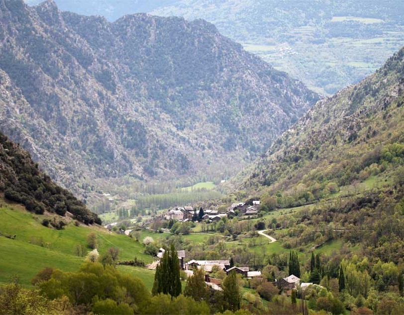 Camping a la vall de Cardos envoltat de muntanyes